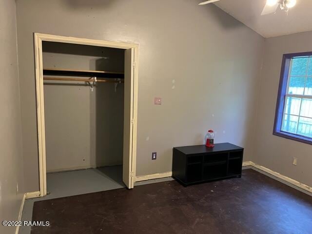 unfurnished bedroom featuring ceiling fan and a closet