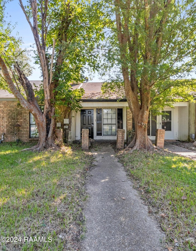 view of front of house with a front lawn