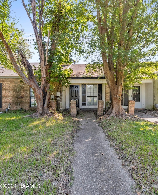 view of front of house with a front yard