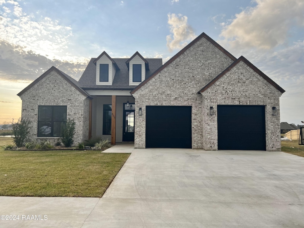 view of front of house with a lawn and a garage