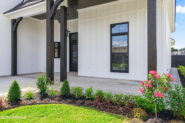 property entrance featuring a porch