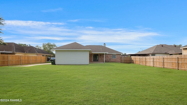 back of house featuring a lawn