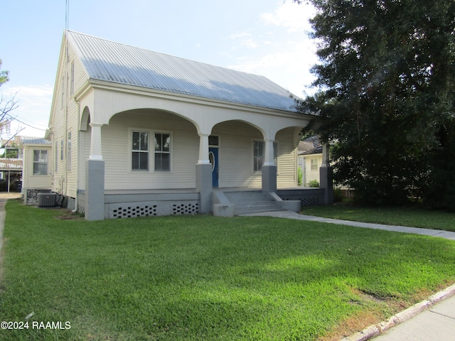 view of front of house featuring a front lawn and a porch