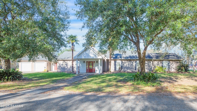 view of front of house featuring a garage and a front yard