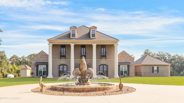 view of front of house featuring a front yard