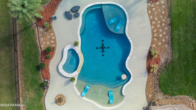 view of pool with an in ground hot tub and a patio