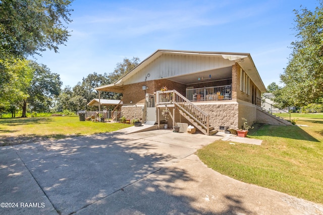 view of front of property with a front lawn