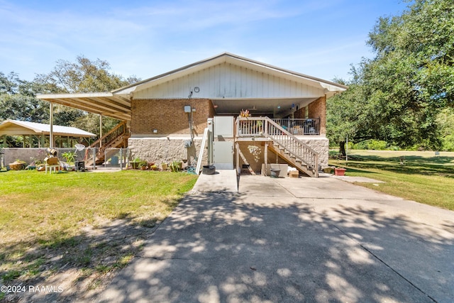 view of front of home featuring a front lawn, a carport, and a porch