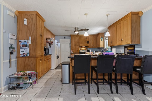 kitchen featuring hanging light fixtures, electric stove, a breakfast bar area, ceiling fan, and ornamental molding