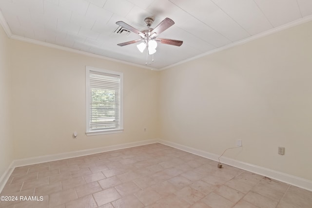 empty room featuring ceiling fan and crown molding