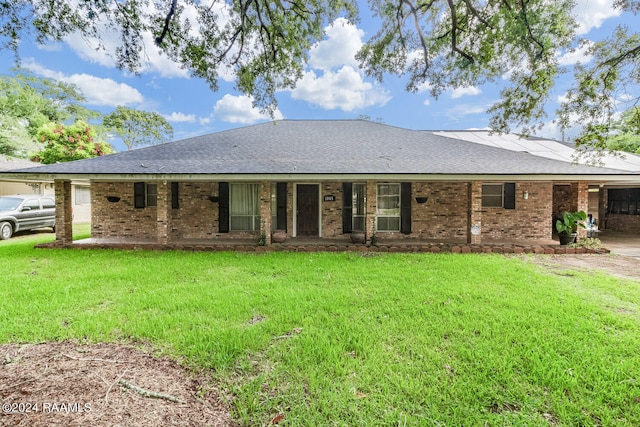 view of front of property featuring a front yard