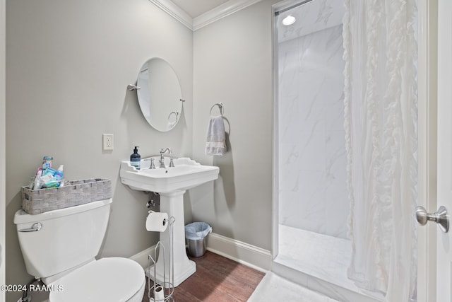 bathroom with ornamental molding, wood-type flooring, a shower with curtain, and toilet