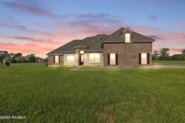 view of front of house featuring a yard