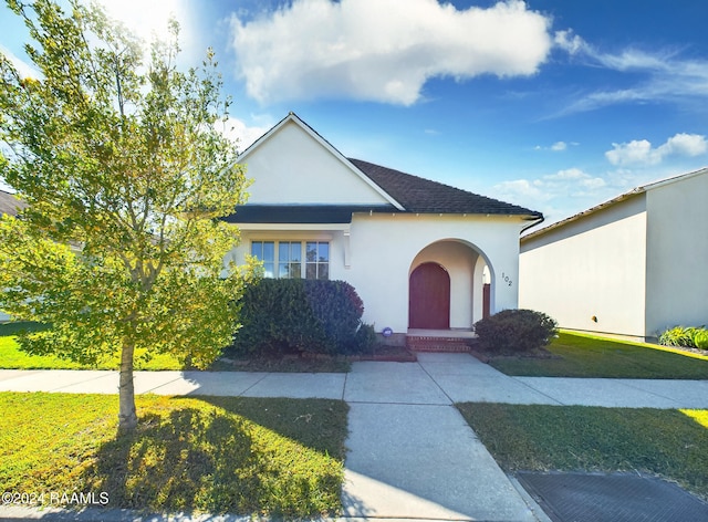 view of front of home with a front lawn