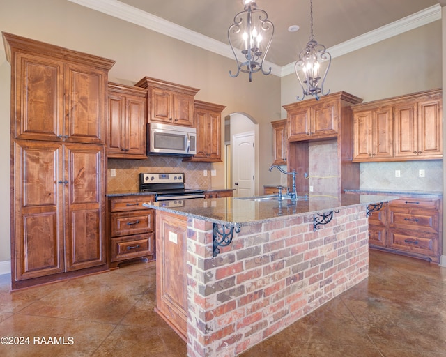 kitchen with a chandelier, a center island with sink, appliances with stainless steel finishes, and sink