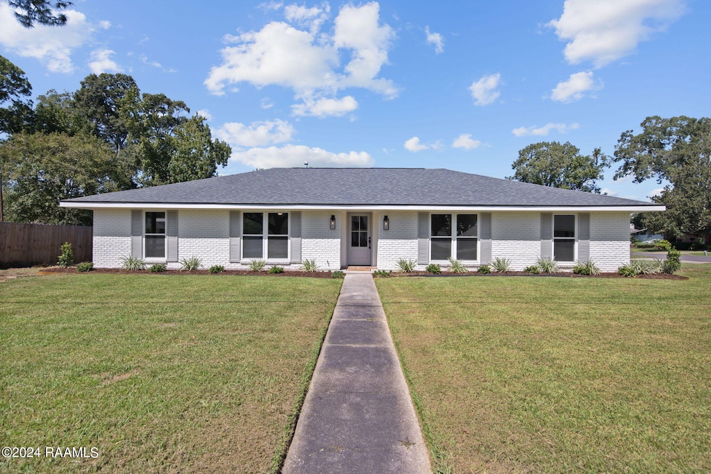 single story home featuring a front lawn