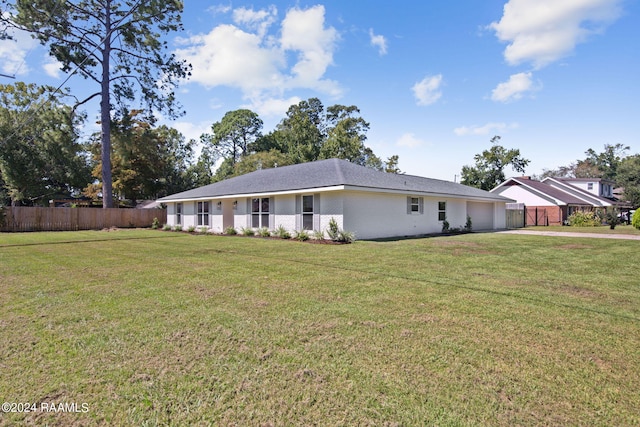 view of front of property featuring a front yard