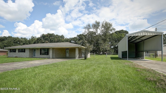 view of front of home featuring a front yard and a carport