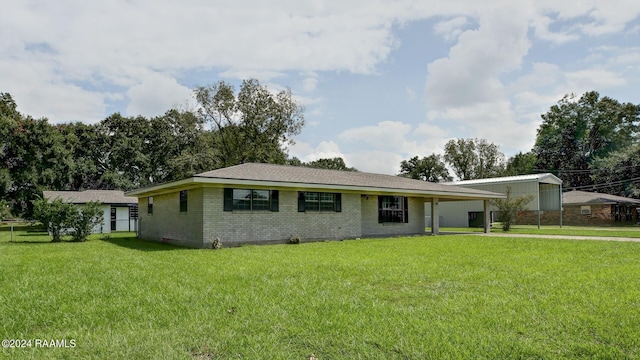 ranch-style house featuring a front lawn