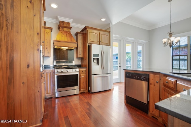 kitchen with custom range hood, stainless steel appliances, crown molding, dark hardwood / wood-style floors, and a notable chandelier