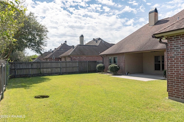 view of yard featuring a patio area