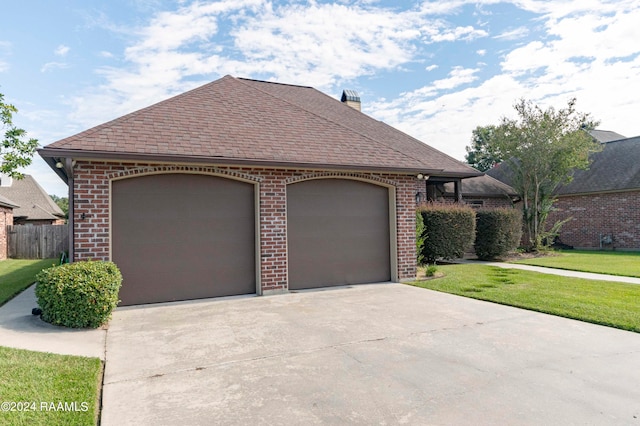 view of front of house featuring a garage and a front yard