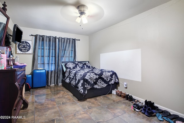 bedroom featuring ceiling fan