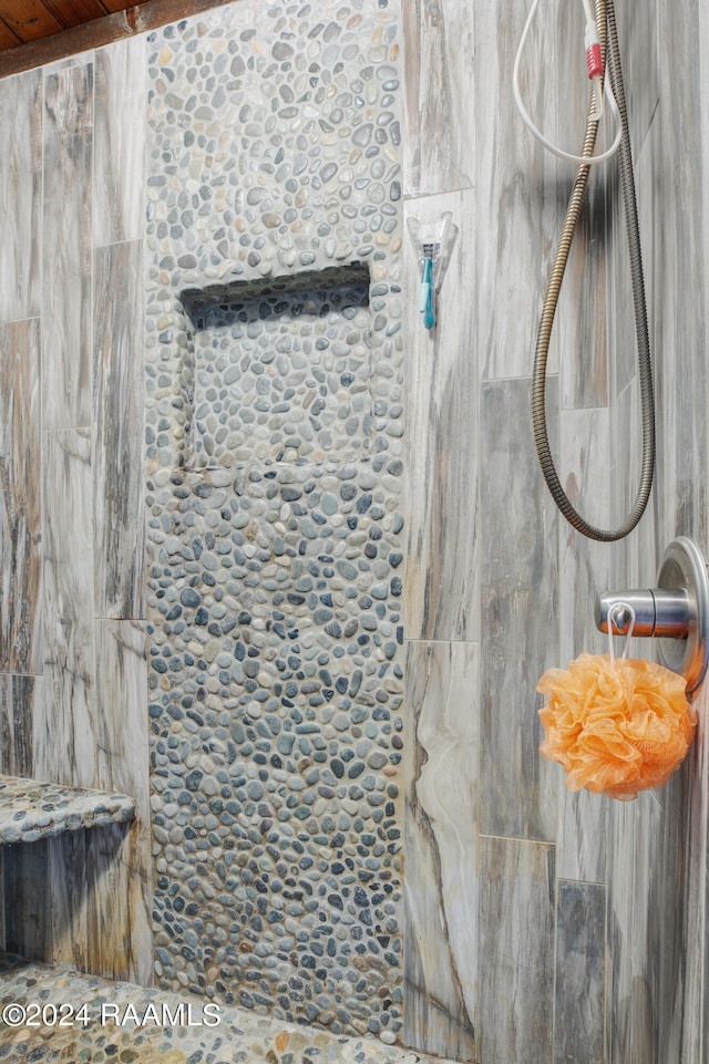 bathroom featuring tiled shower