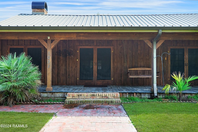 property entrance with a yard