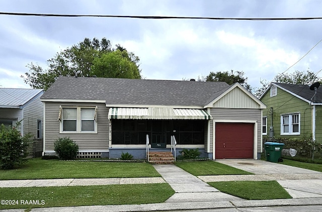 view of front of home featuring a front yard and a garage