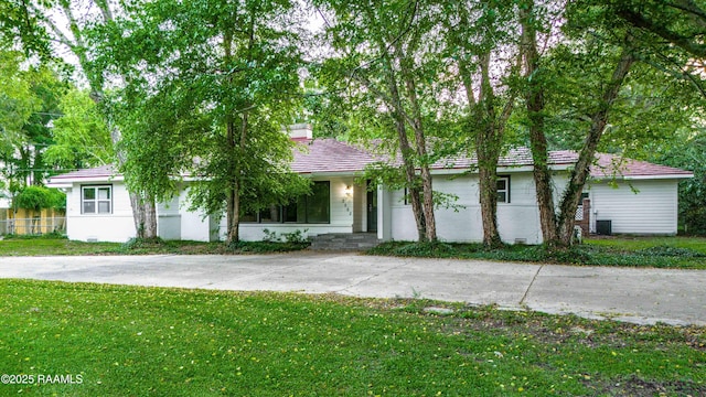 2862 S Union St, Opelousas, LA 70570 - ranch-style home featuring a front lawn and a chimney