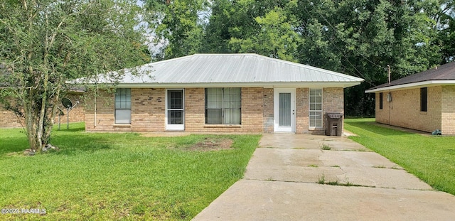 ranch-style house featuring a front yard