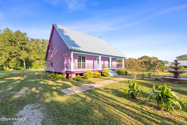 view of front of home featuring a front lawn