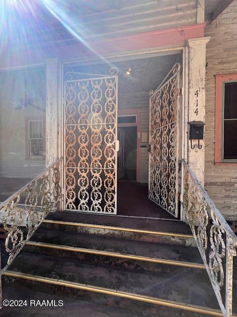 414 E Main St, Ville Platte, LA 70586 - view of staircase