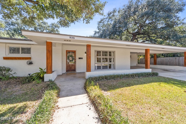 view of front facade featuring covered porch and a front yard