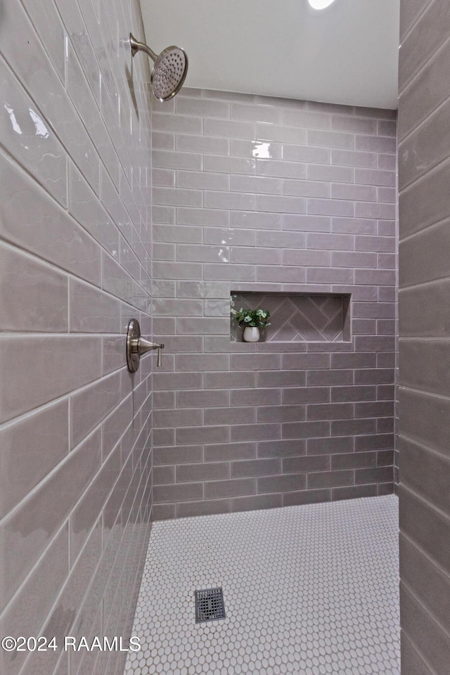 bathroom featuring tiled shower