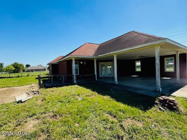 back of house featuring a yard