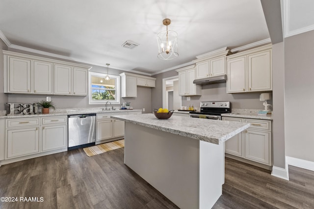 kitchen featuring sink, dark hardwood / wood-style flooring, crown molding, appliances with stainless steel finishes, and decorative light fixtures