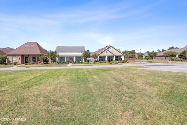 view of front facade with a front lawn