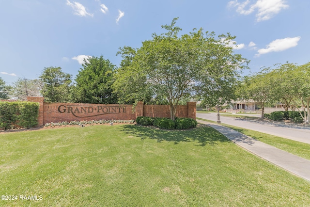 community sign with a yard