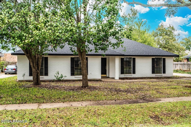 single story home featuring a front yard