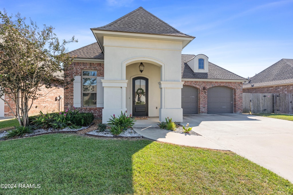 view of front of home featuring a garage and a front yard