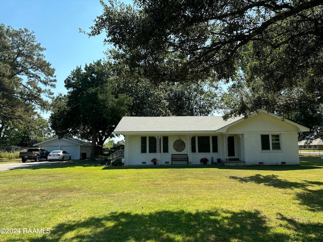 ranch-style house featuring a front yard