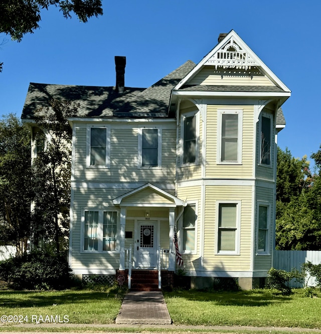 view of front of house featuring a front lawn