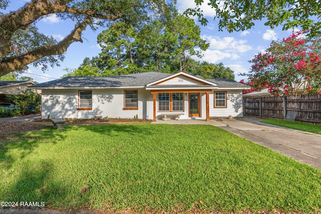 ranch-style house featuring a front lawn