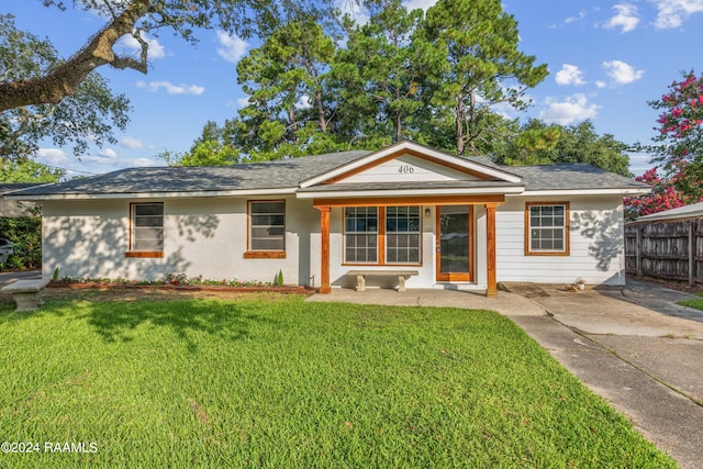 single story home featuring a front lawn