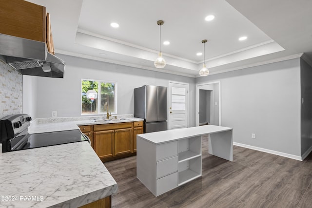 kitchen with a center island, stainless steel fridge, dark wood-type flooring, sink, and electric range