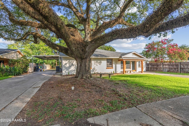 view of front facade featuring a carport and a front yard