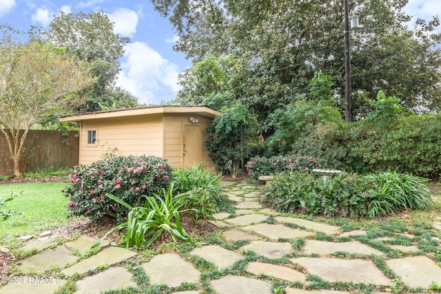 view of yard with a storage unit