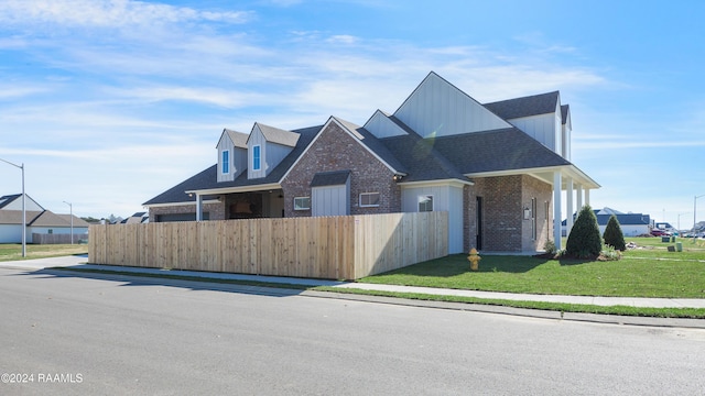 view of front of house featuring a front yard